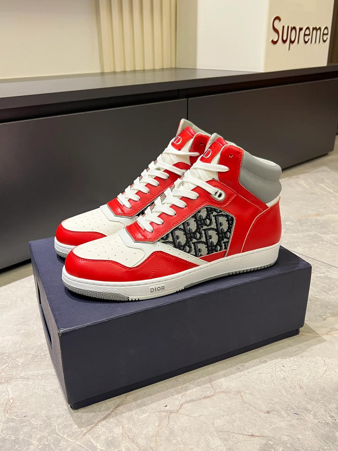 Men's shoes 💰p460 "Dio*" mid-top B27 casual sneakers. This B27 high-top sneaker is a new product in the series and continues Di*r's classic style. Crafted from gray and white smooth calf leather with beige and black Oblique print panels on the sides. The "CD Icon" shaped shoelace eyelets are clever and delicate, and the two-color rubber sole, rear collar and heel are all equipped with the brand's iconic details to enhance the style. Oblique printed straps at the ankle allow for an adjustable fit to complement the overall design. Fashionable and versatile, it can complement any look. Create an exquisite design with unique dynamic vitality and modern atmosphere, presented in low-top and high-top styles. This new must-have shoe adds a new dimension to Dior's archive heritage, embodying modern elegance. Purchase the original version and make it 1:1. If you need top quality, please come to me! Male 38-44!